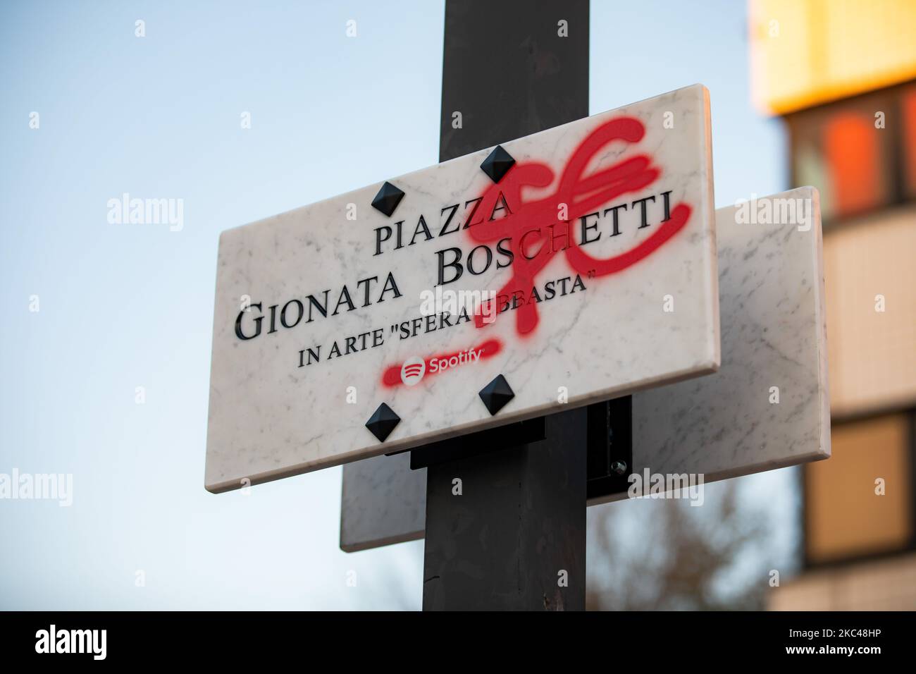 La nueva placa temporal para la Piazza Gionata Boschetti, conocida como Sfera Ebbaja, para celebrar el lanzamiento de su nuevo álbum Famoso en su ciudad natal el 19 de noviembre de 2020 en Cinisello Balsamo, Italia (Foto de Alessandro Bremec/NurPhoto) Foto de stock