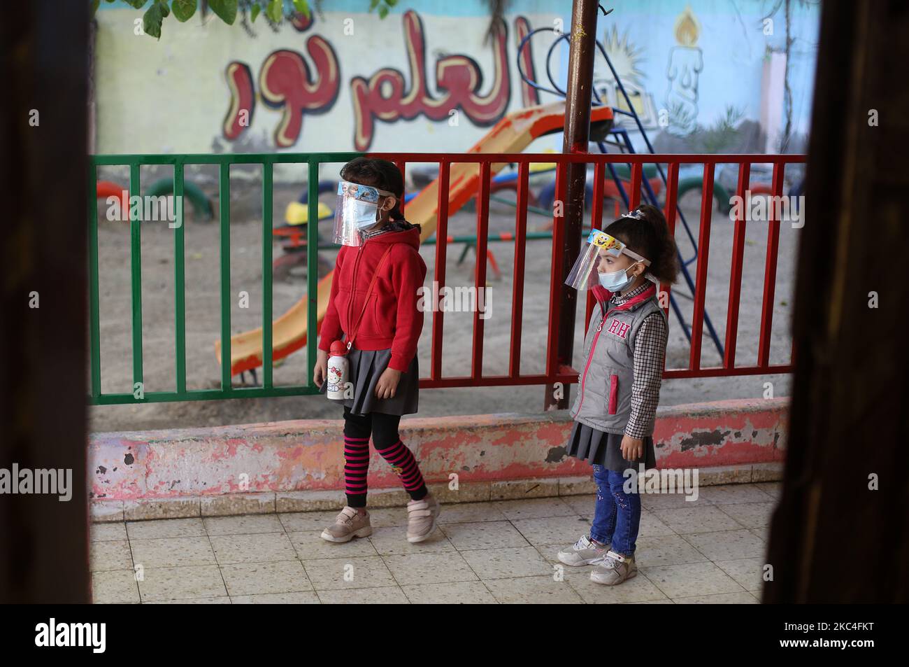 Los escolares palestinos, vestidos con máscaras y protectores para la cara debido a la pandemia del coronavirus COVID-19, se sentaron en un aula en la ciudad de Gaza el 23 de noviembre de 2020. (Foto de Majdi Fathi/NurPhoto) Foto de stock