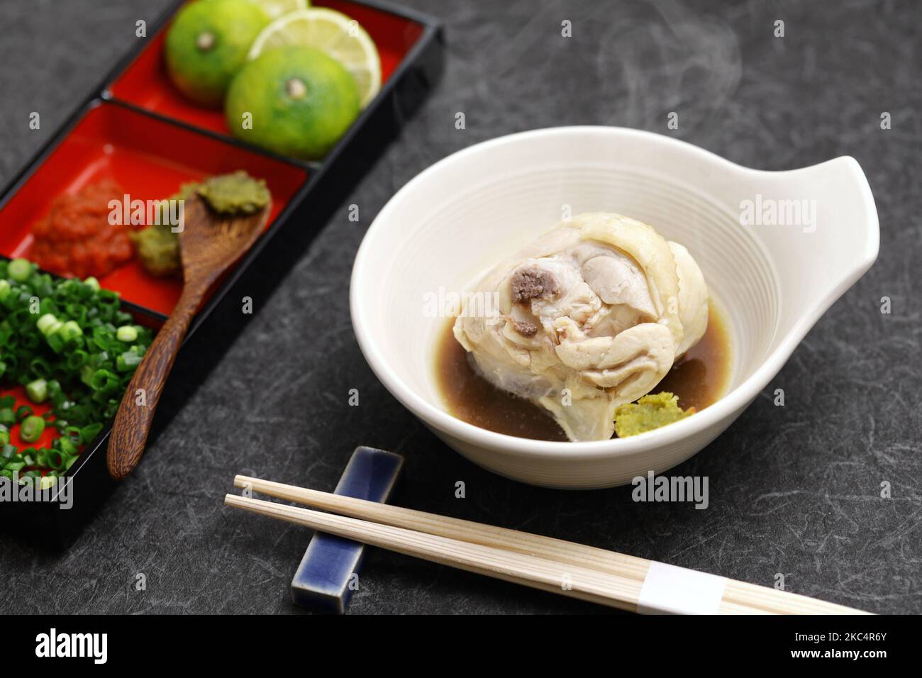 Mizutaki, olla caliente de pollo japonés; sirvió el plato caliente en un bol Foto de stock