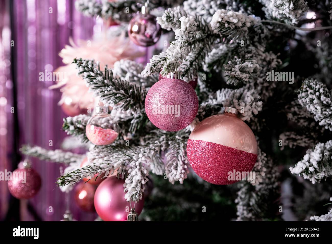 Árbol de Navidad con bolas cintas guirnaldas en color rosa, plata, de  cerca. Hermosa decoración de Navidad. Invierno holidays.beautiful bola rosa  decorativa Fotografía de stock - Alamy
