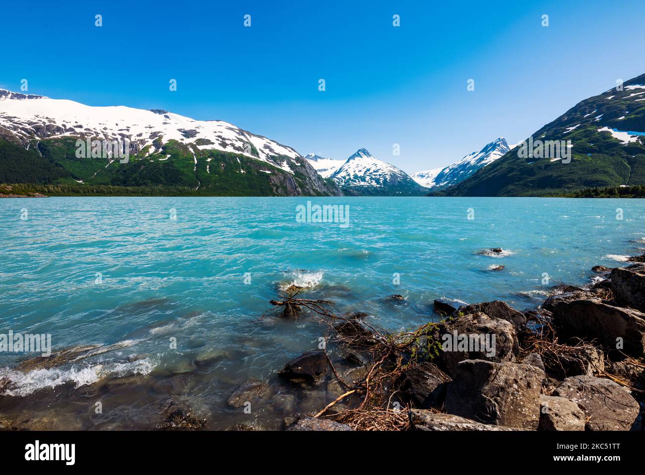Vista desde el centro de visitantes de Boggs; Lago Portage; Glaciar Portage; Montaña Maynard; Pico Bard; Bosque Nacional Chugach; Portage; Alaska; EE.UU Foto de stock