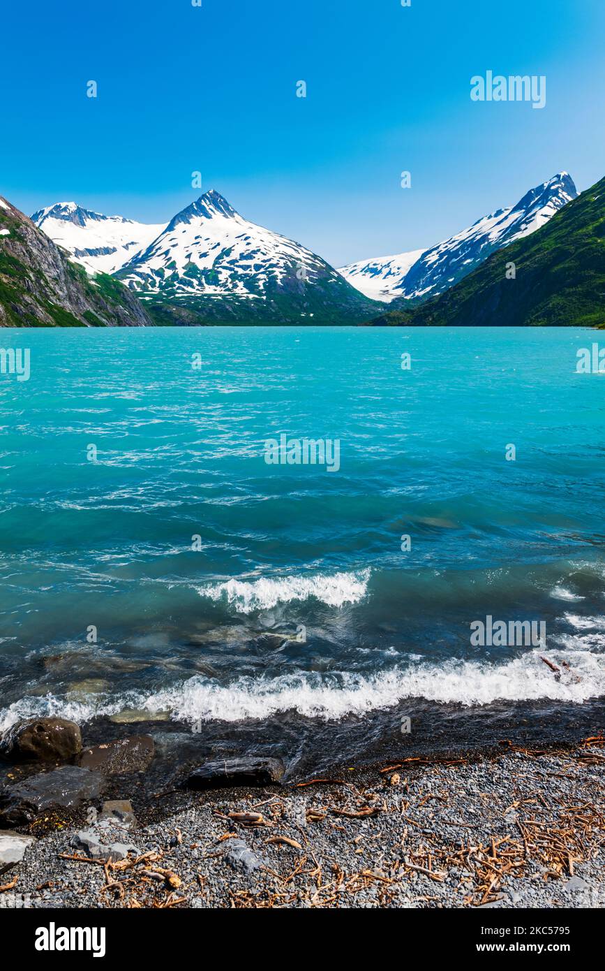 Vista desde el centro de visitantes de Boggs; Lago Portage; Glaciar Portage; Montaña Maynard; Pico Bard; Bosque Nacional Chugach; Portage; Alaska; EE.UU Foto de stock