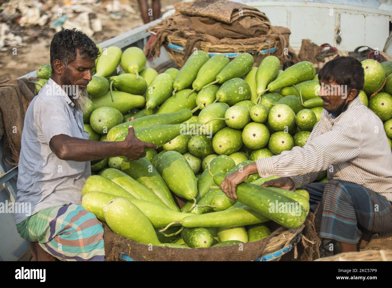 Los vendedores de verduras traen verduras de invierno de Manikganj en Sadarghat, Dhaka, Bangladesh, el 4 de diciembre de 2020. (Foto de Ahmed Salahuddin/NurPhoto) Foto de stock