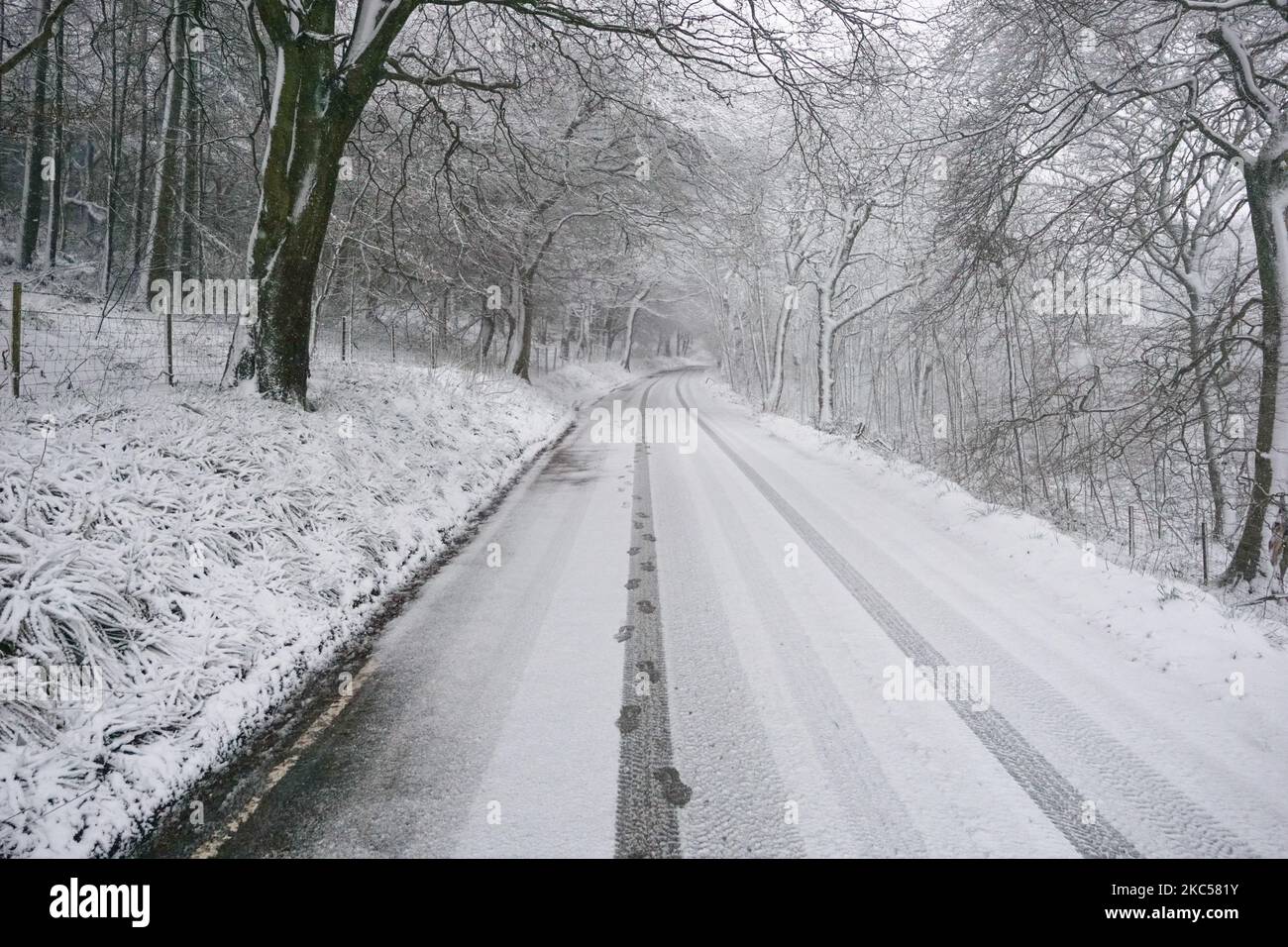 Una vista general de Mamor Tor durante la nieve fuerte, en Derbyshire, Reino Unido, el 4 de diciembre de 2020. (Foto de Giannis Alexopoulos/NurPhoto) Foto de stock