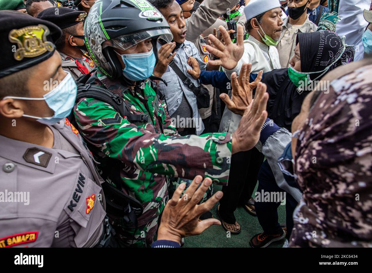 La policía y el ejército discutieron con un manifestante, en Yakarta, Indonesia, el 18 de diciembre de 2020. El Demonstrante pro Habib Rizieq Shihab, líder del Defensor del Frente Islámico, fue despedido por la policía para evitar la multitud durante el virus pandemi corona. Exigen que Habib Rizieq Shihab salga de la prisión. (Foto de Donal Husni/NurPhoto) Foto de stock