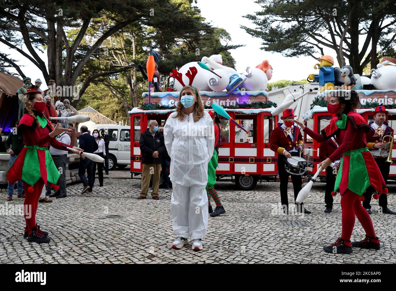Artistas vestidos de disfraz actúan frente al Centro de Pruebas COVID-19 de  Estoril durante una cabalgata de Santa Claus rindiendo homenaje a los  trabajadores de la salud que luchan en primera línea