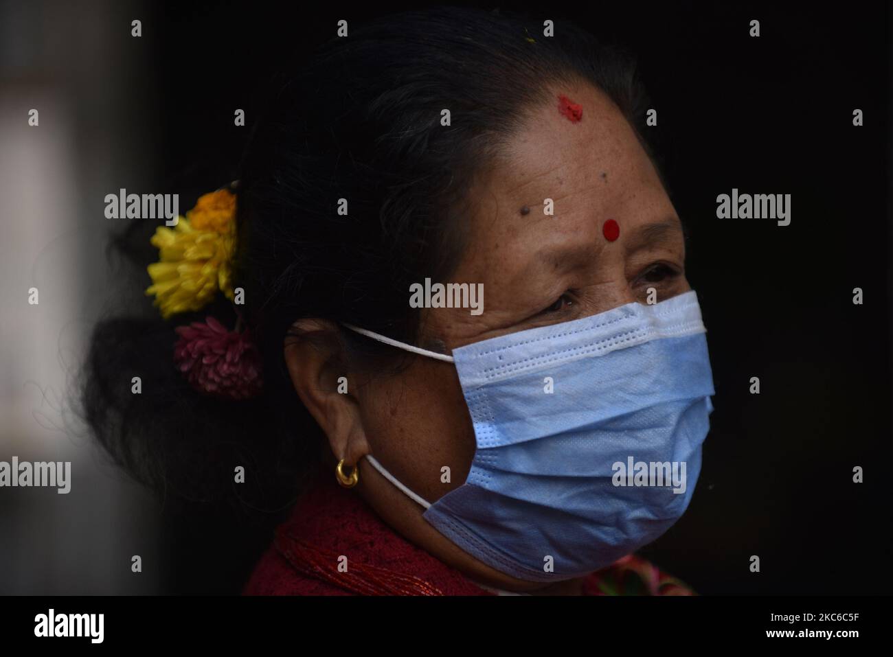 Un devoto nepalí llega para ofrecer puja ritual junto con máscara