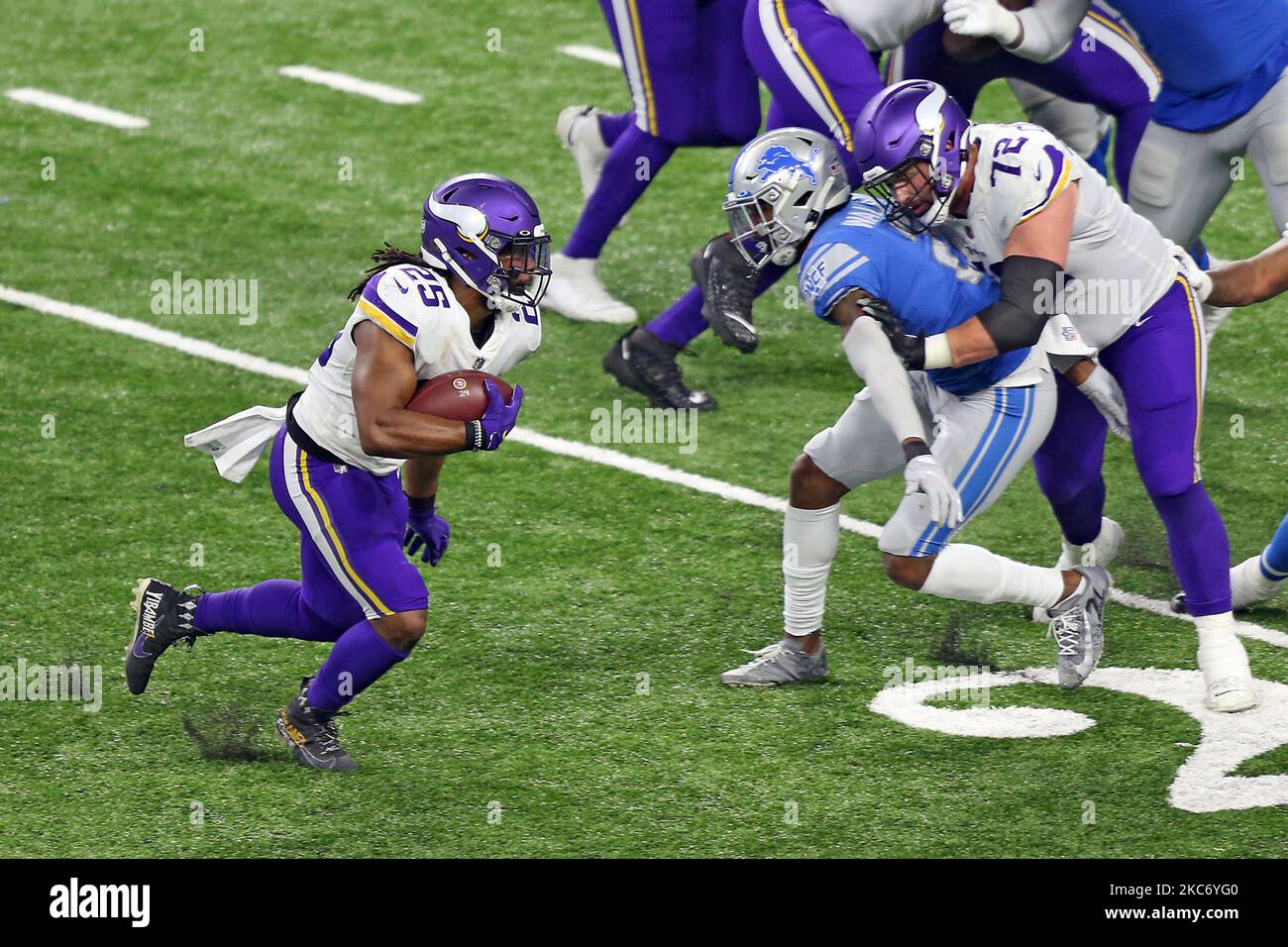 Los Vikings de Minnesota corren detrás Alexander Mattison (25) lleva el  balón durante la segunda mitad de un juego de fútbol de la NFL entre los  Leones de Detroit y los Vikings