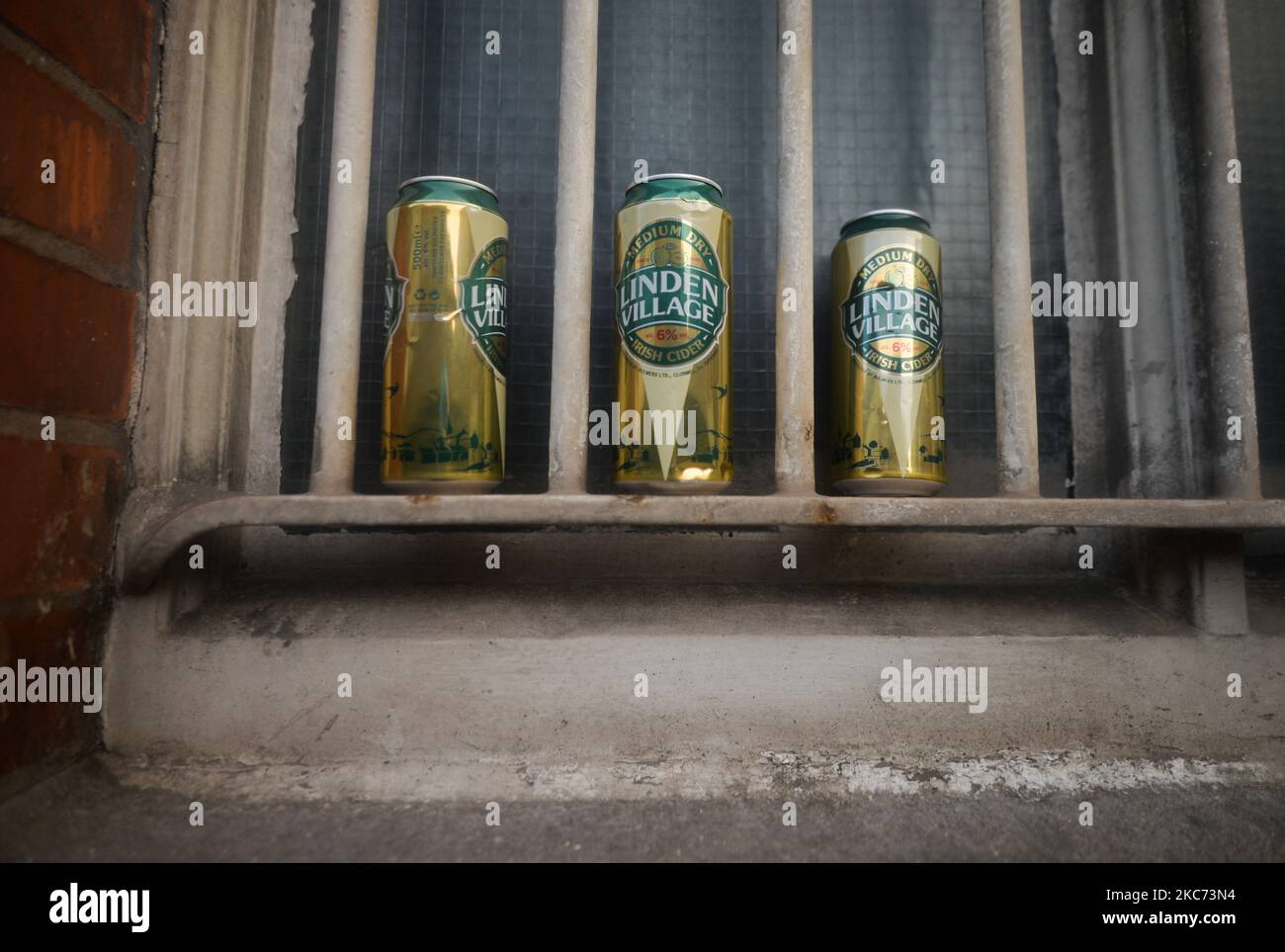 Latas de cerveza vacías dejadas en la ventana en el centro de la ciudad de Dublín. El jueves, 7 de enero de 2021, en Dublín, Irlanda. (Foto de Artur Widak/NurPhoto) Foto de stock