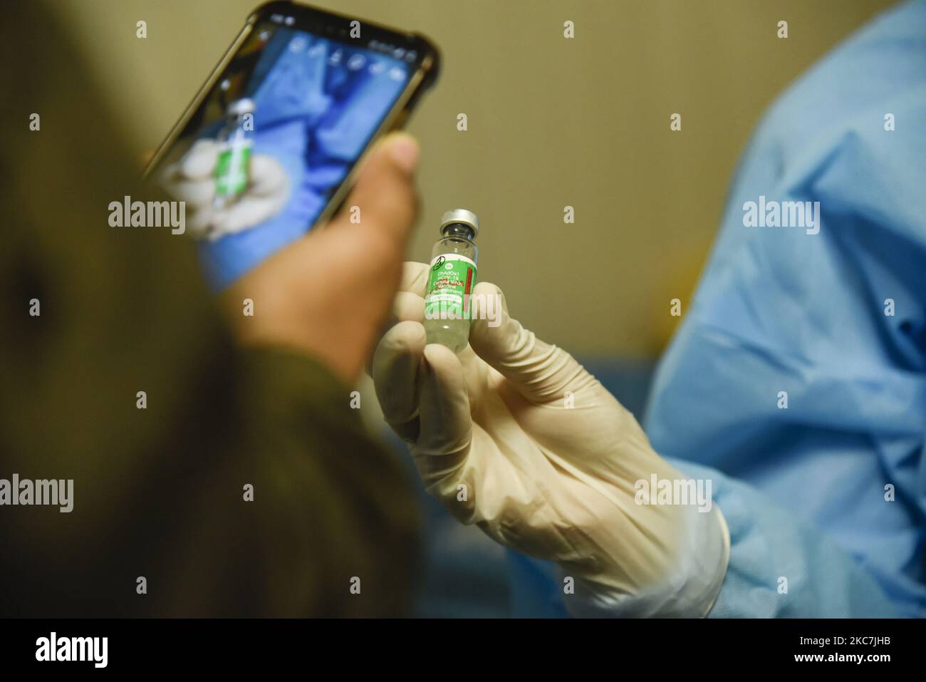 Un vacunador mantiene una dosis de la vacuna COVID19 de Oxford