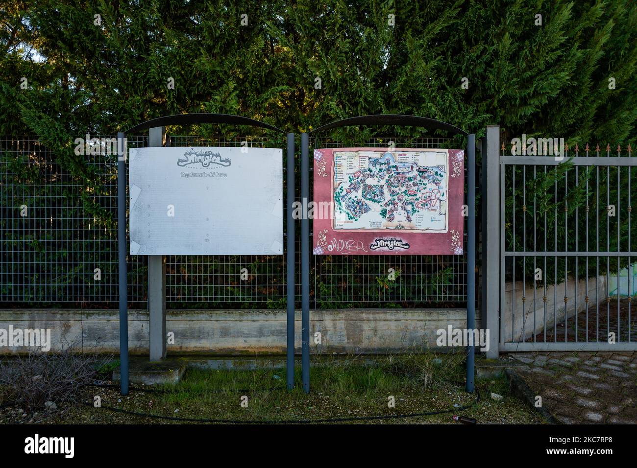 Vallas publicitarias con el mapa del parque de atracciones de Miragica en estado de abandono tras la quiebra, en Molfetta, Italia, el 19 de enero de 2021. Miragica, el parque de atracciones ubicado en la zona industrial de Molfetta, está definitivamente muerto, debido a la quiebra de la explotación Alfa Park de la familia Zorzi, actualmente en liquidación, y a la ausencia de compradores interesados en la estructura. Miragica había acumulado 22,7 millones de euros en pérdidas y el patrimonio neto fue negativo por 14,8 millones frente a la deuda por casi 21 millones. Molfetta por lo tanto ve 5.000 m2 de hormigón y una herida de un medio ambiente más bien tha Foto de stock