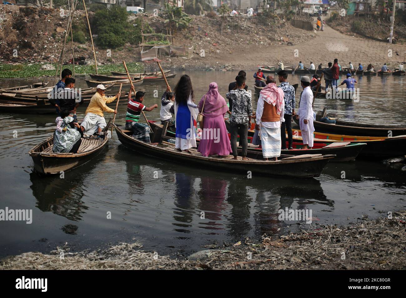 Los pasajeros cruzan el viejo canal de Buriganga en Keraniganj en Dhaka, Bangladesh, el viernes 22 de enero de 2021. El río Buriganga, que fluye por la ciudad de Dhaka, es ahora uno de los ríos más contaminados de Bangladesh debido al vertimiento desenfrenado de desechos industriales y humanos. (Foto de Syed Mahamudur Rahman/NurPhoto) Foto de stock