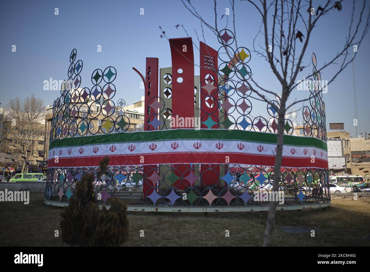 La plaza Vanak está decorada con la bandera de Irán durante diez días de celebraciones del cuadragésimo segundo aniversario de la Victoria de la Revolución Islámica de Irán , en el norte de Teherán el 1 de febrero de 2021. (Foto de Morteza Nikoubazl/NurPhoto) Foto de stock