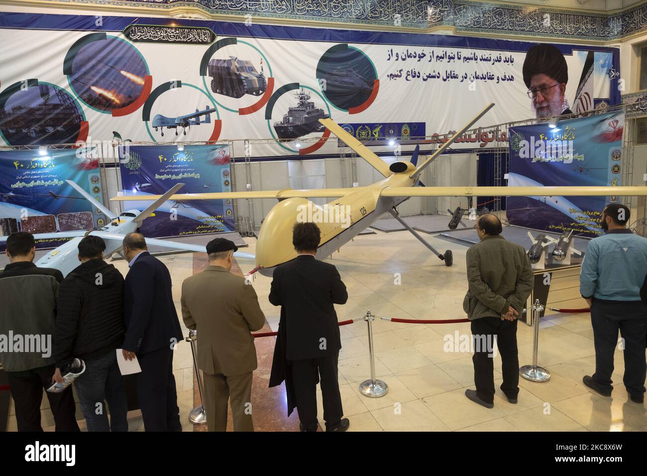Archivo de fotos muestra, los visitantes miran el Shahed129, un
