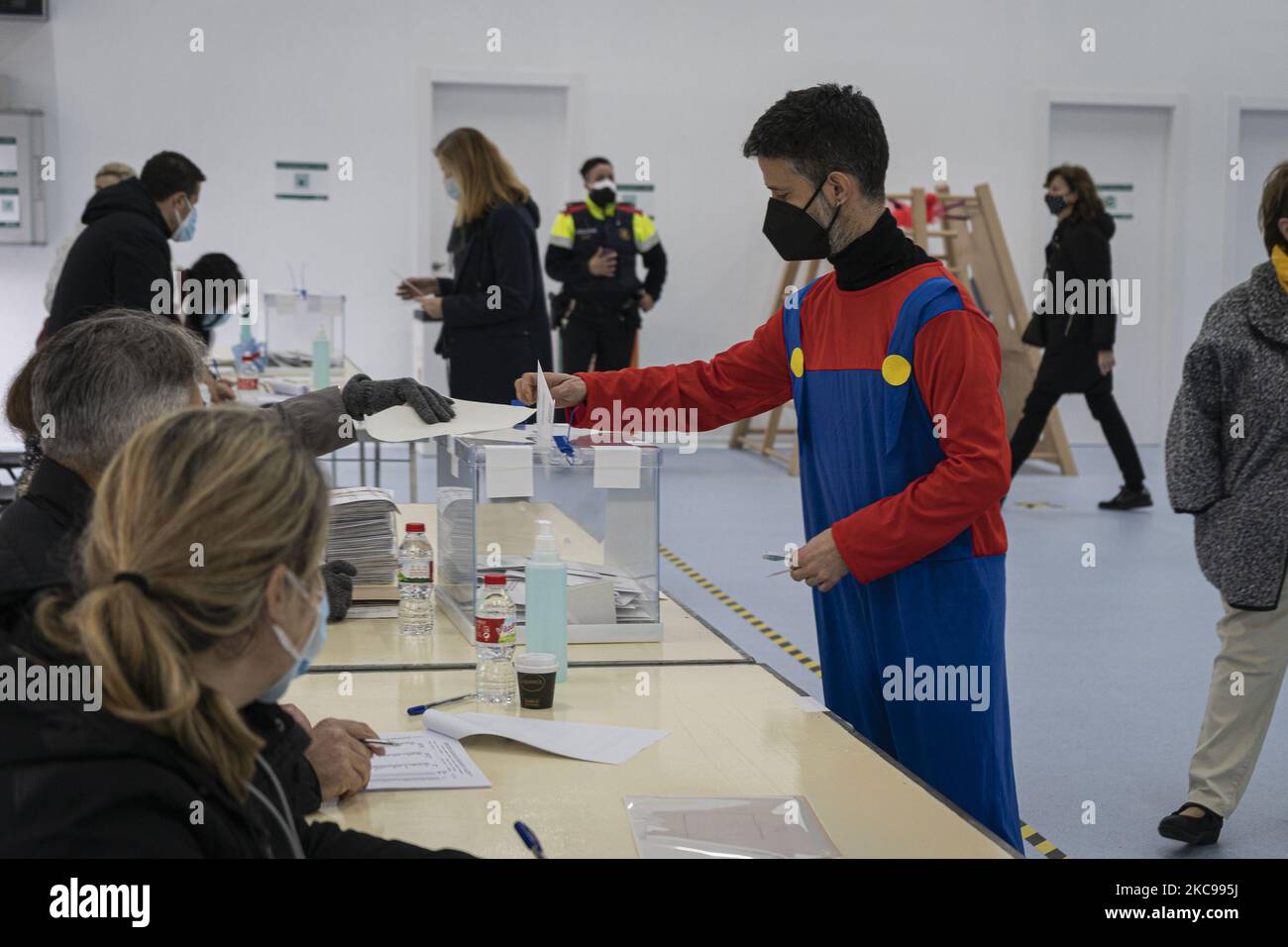 Un caballero vestido con un disfraz de personaje de videojuegos Mario Bros  ejerce su voto durante las Elecciones Regionales de Cataluña de esta mañana  el 14 de febrero de 2021, en el