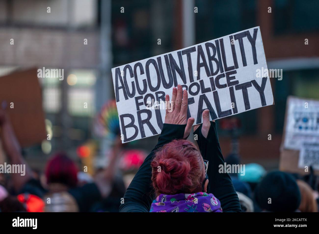 La gente participa en una protesta para conmemorar el primer aniversario de la muerte de Breonna Taylor el 13 de marzo de 2021 en la ciudad de Nueva York. Breonna Taylor era una trabajadora médica negra de 26 años que fue baleada y asesinada por oficiales de policía de Louisville durante una incursión sin golpes frustrada en su apartamento. Su muerte fue uno de los impulsores de las manifestaciones a gran escala del año pasado sobre la policía y la injusticia racial en los Estados Unidos. (Foto de John Nación/NurPhoto) Foto de stock