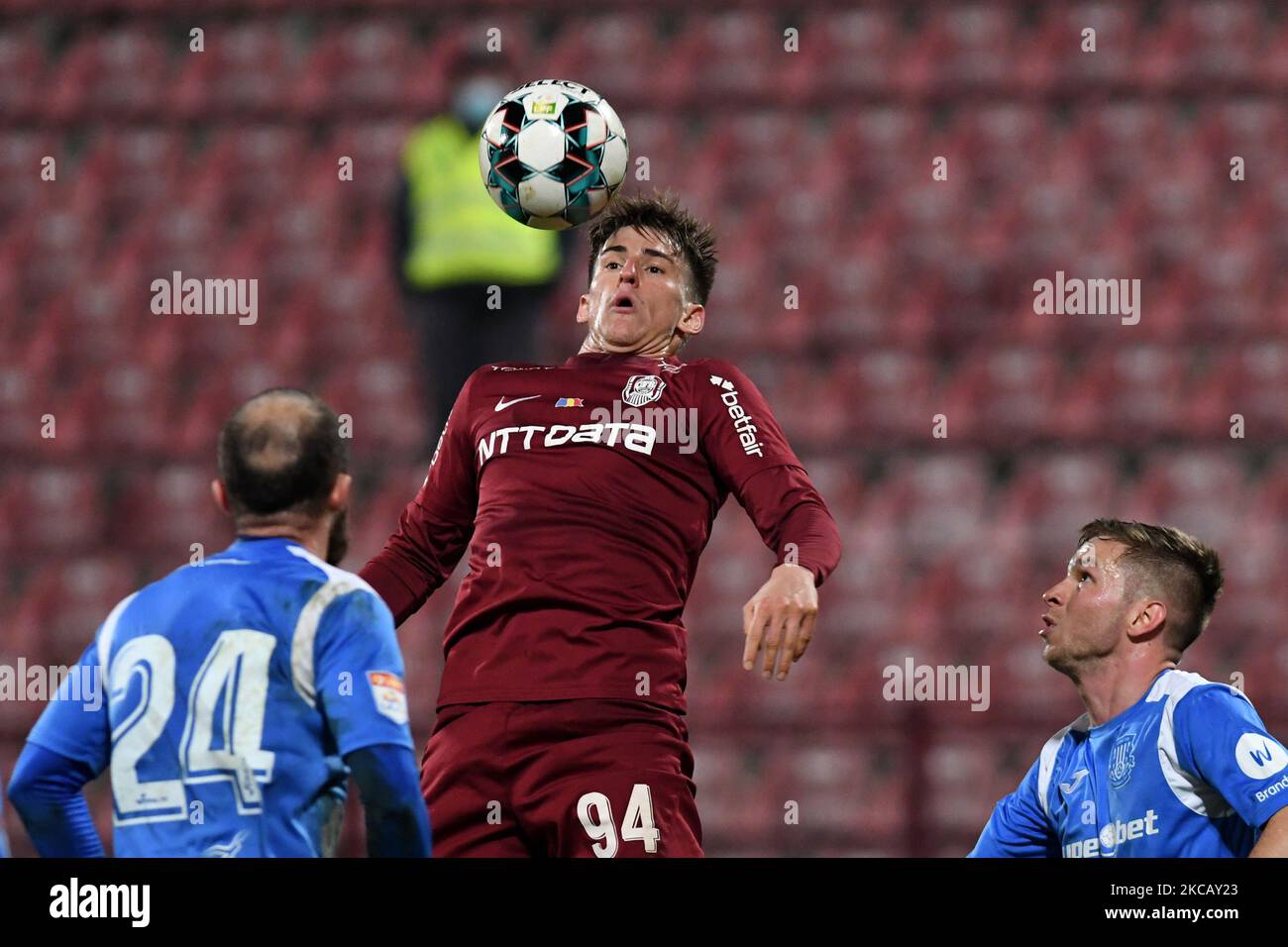 Catalin ITU (derecha), centrocampista de CFR Cluj, en acción durante CFR Cluj vs Poli Iasi, Liga Rumana 1, Estadio Dr. Constantin Radulescu, Cluj-Napoca, Rumania, 14 de marzo de 2021 (Foto de Flaviu Buboi/NurPhoto) Foto de stock