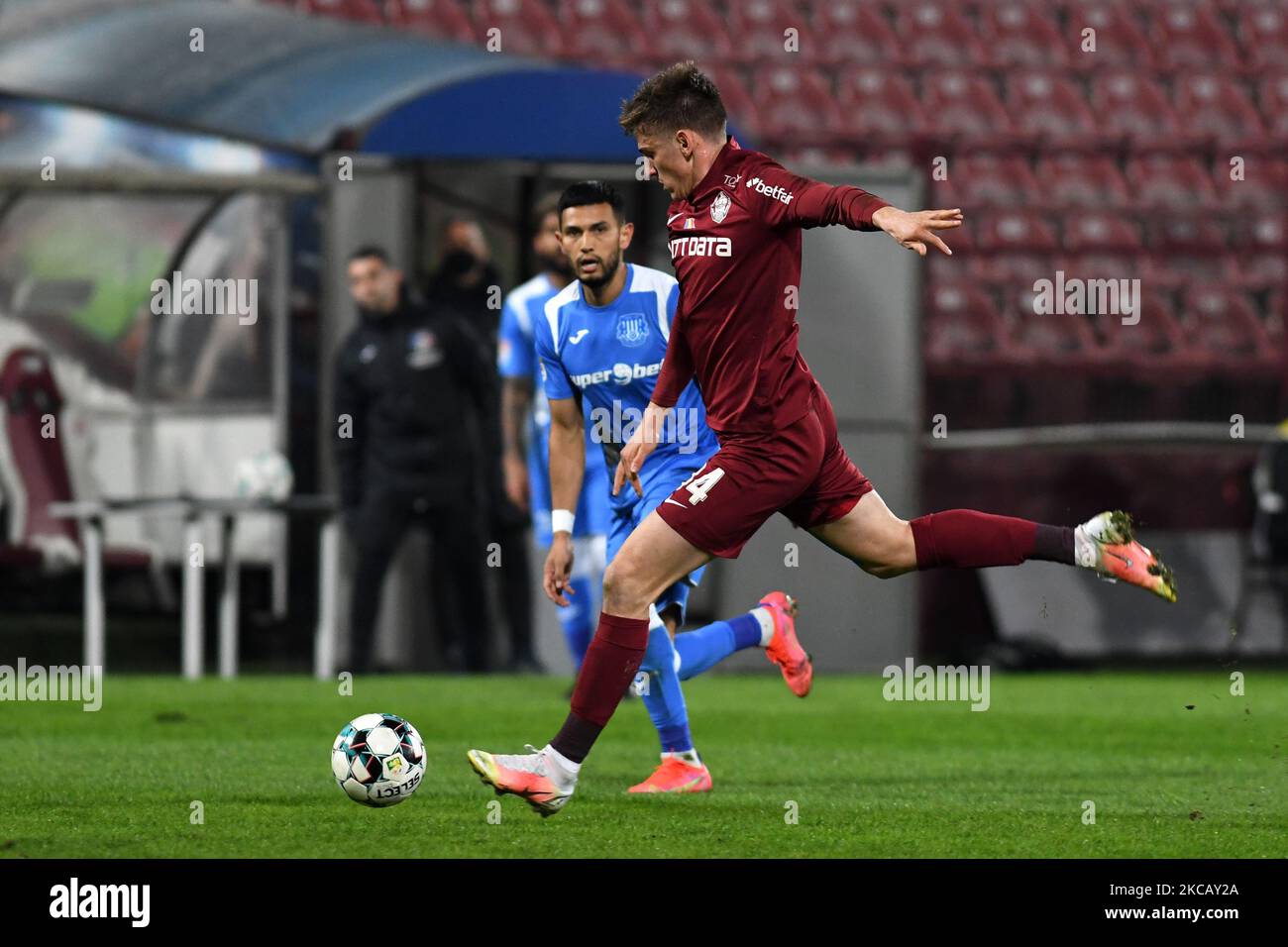 Catalin ITU, centrocampista de CFR Cluj, en acción durante CFR Cluj vs Poli Iasi, Liga Rumana 1, Estadio Dr. Constantin Radulescu, Cluj-Napoca, Rumania, 14 de marzo de 2021 (Foto de Flaviu Buboi/NurPhoto) Foto de stock