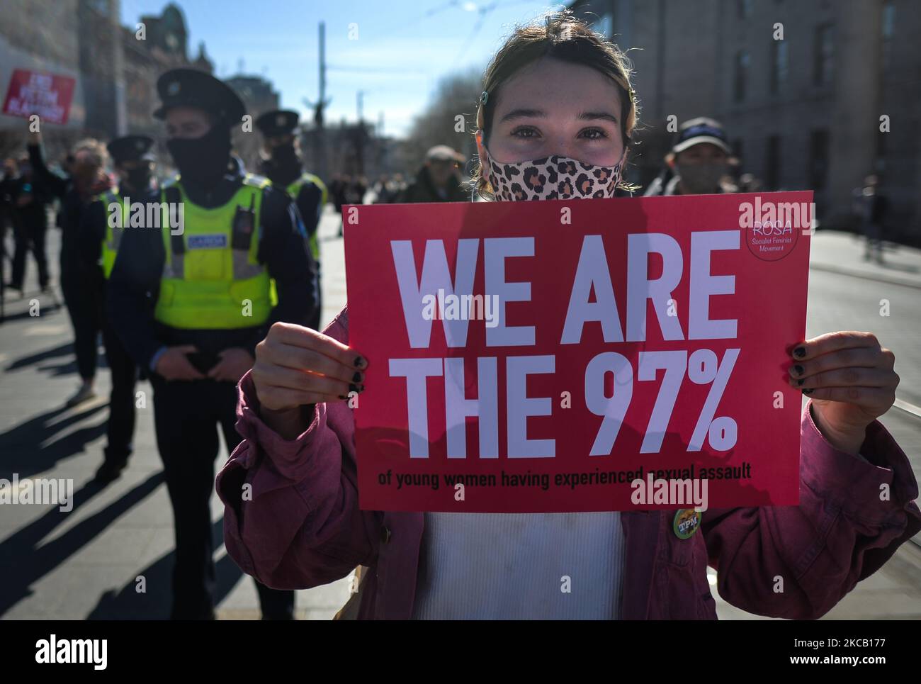 Un activista sostiene un cartel que dice 'Somos el 97%' durante una protesta de solidaridad con las mujeres en el Reino Unido contra la violencia de género que se ve en O'Connell Street en Dublín. El trágico asesinato de Sarah Everard, de 33 años de edad, en Londres provocó indignación entre las mujeres de Gran Bretaña, Irlanda y de todo el mundo. Los activistas exigen nuevas medidas para combatir la violencia contra las mujeres. El martes 16 de marzo de 2021, en Dublín, Irlanda. (Foto de Artur Widak/NurPhoto) Foto de stock