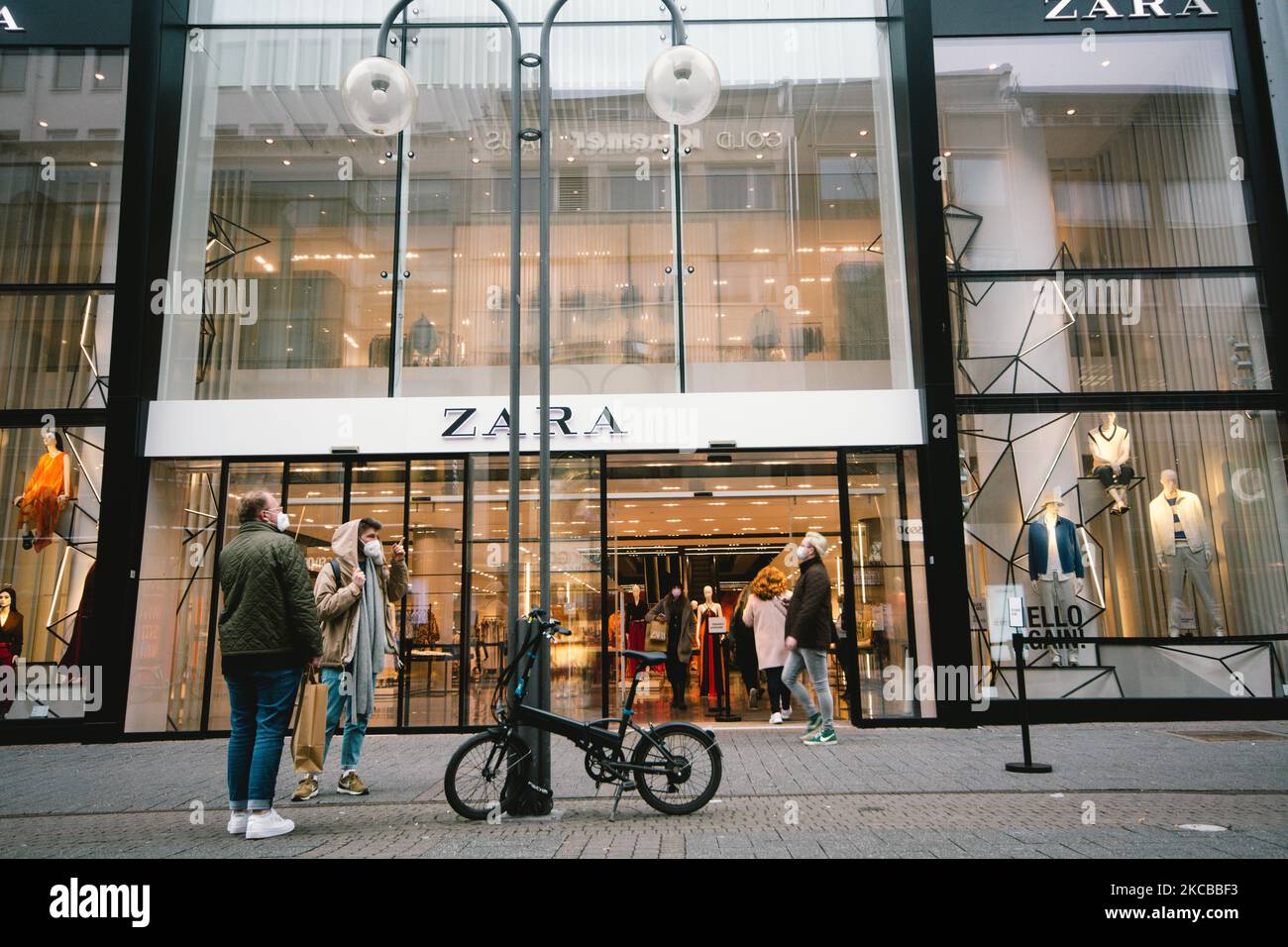 La tienda Zara se ve en Colonia, Alemania el 22 de marzo de 2021 (Foto de  Ying Tang/NurPhoto Fotografía de stock - Alamy