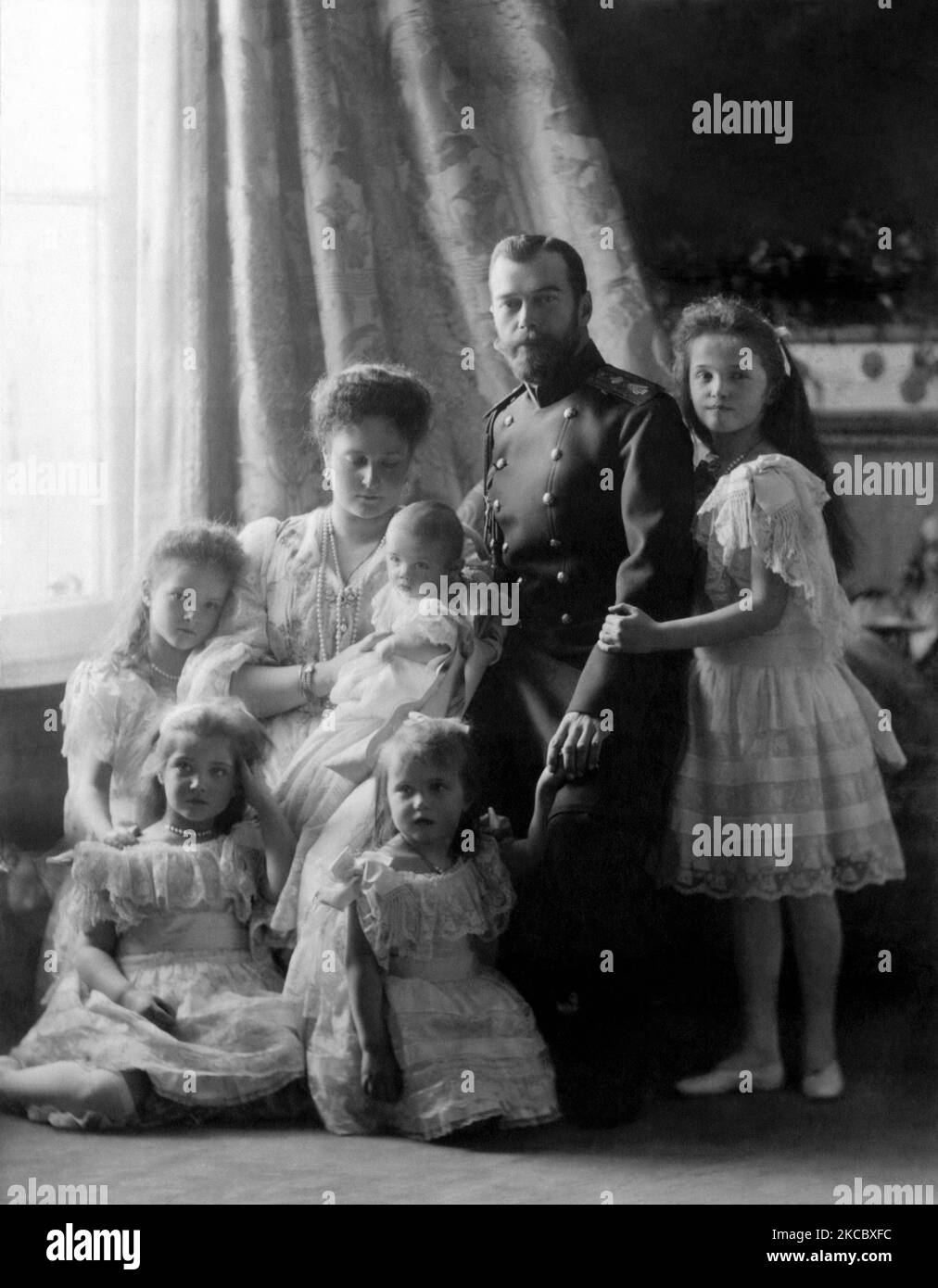 Nicolás II, el último emperador de Rusia, posando para una foto familiar. Foto de stock