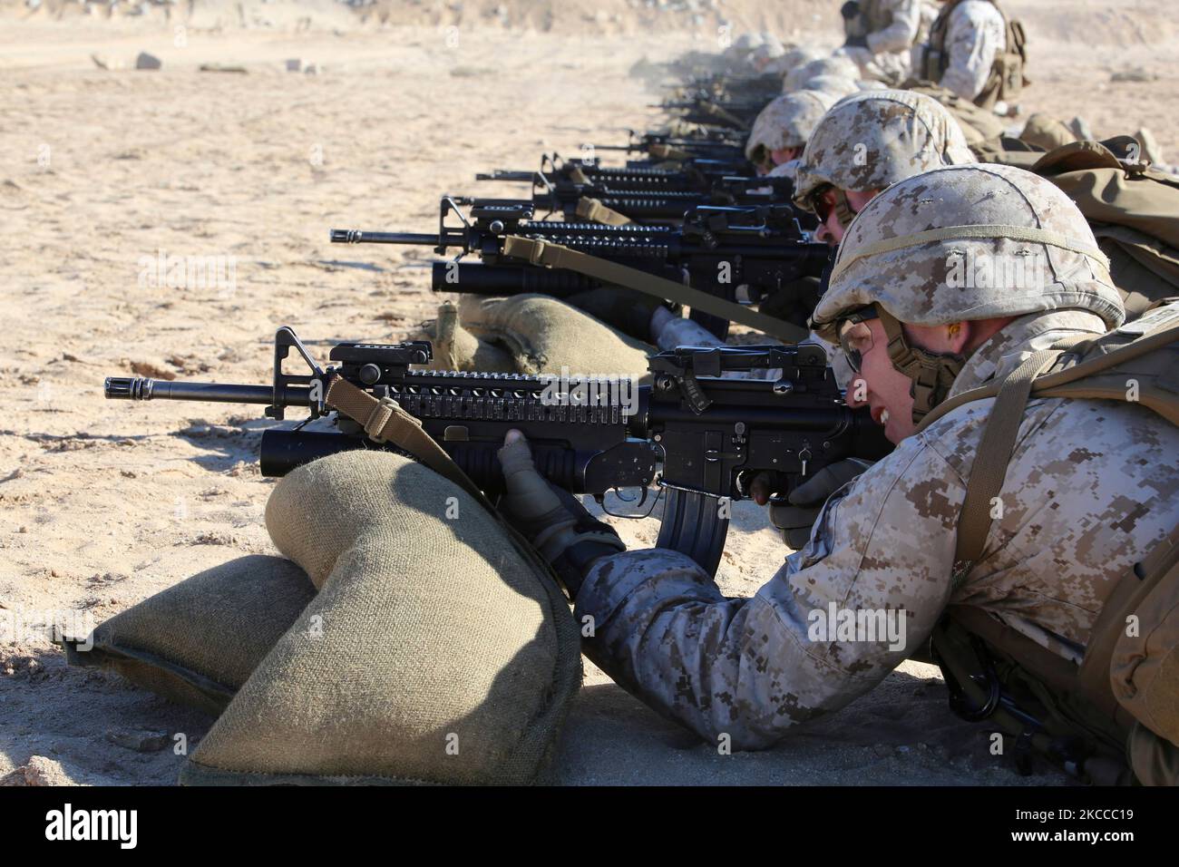 Los granaderos disparan el fusil M16A4/lanzagranadas M203. Foto de stock