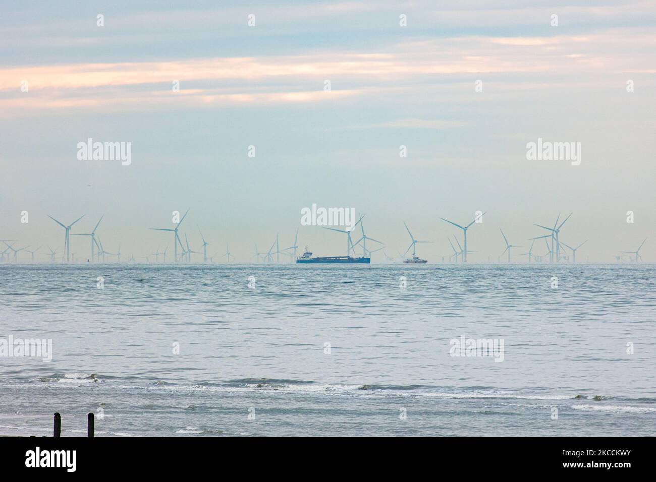 Molino de viento energía renovable eólica on shore – Canal del