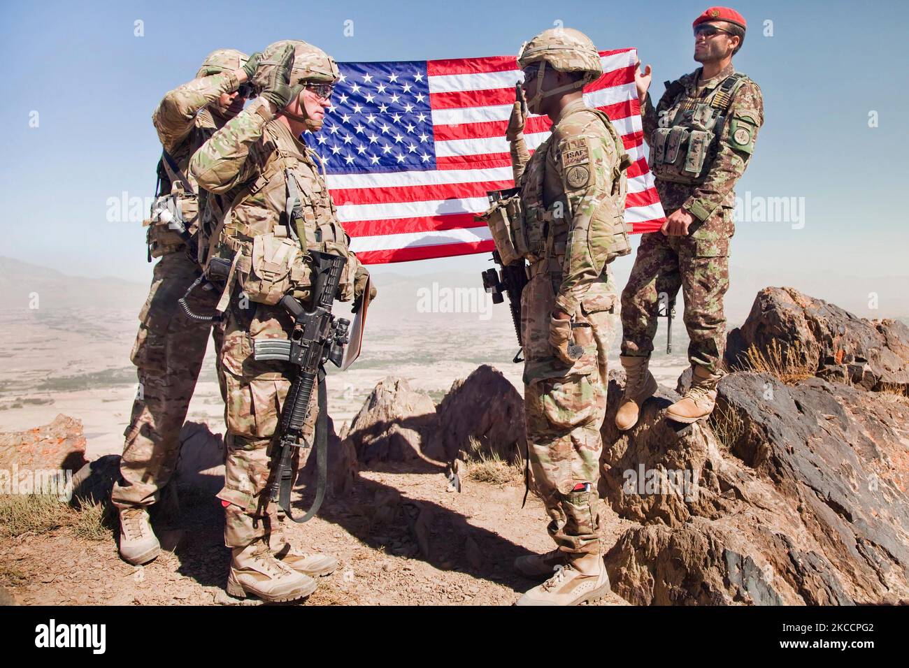 Un soldado del Ejército de los EE.UU. Es realistado en la cima de la montaña Pride Rock en Afganistán. Foto de stock