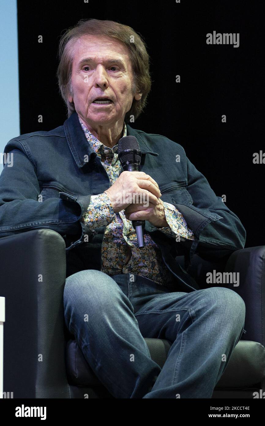 El cantante español Rafael celebra 60 años de carrera con un encuentro con aficionados en Matadero el 15 de abril de 2021 en Madrid, España. (Foto de Oscar González/NurPhoto) Foto de stock