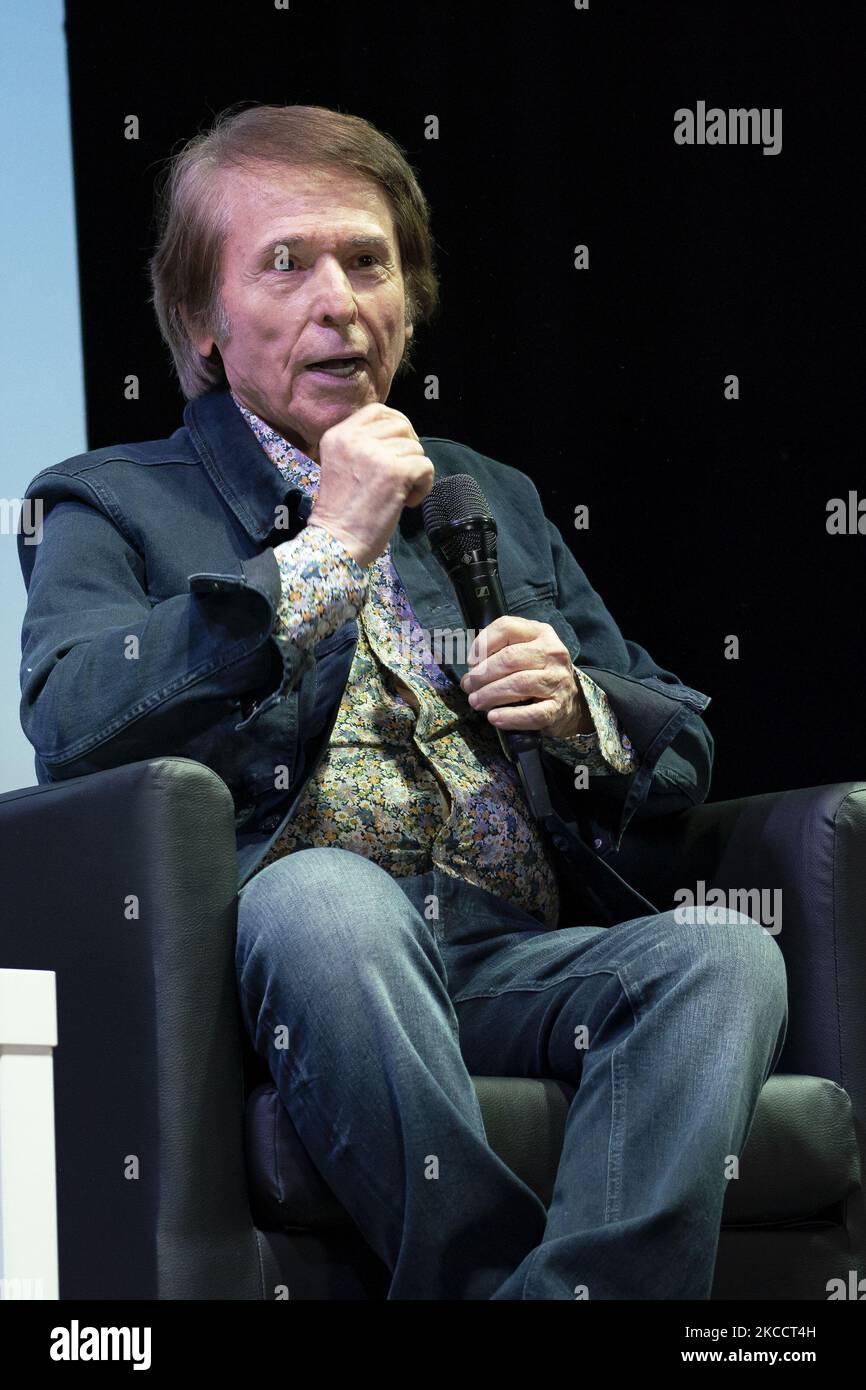 El cantante español Rafael celebra 60 años de carrera con un encuentro con aficionados en Matadero el 15 de abril de 2021 en Madrid, España. (Foto de Oscar González/NurPhoto) Foto de stock