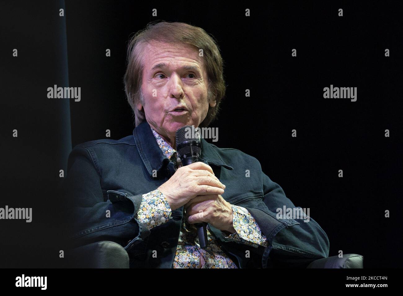 El cantante español Rafael celebra 60 años de carrera con un encuentro con aficionados en Matadero el 15 de abril de 2021 en Madrid, España. (Foto de Oscar González/NurPhoto) Foto de stock