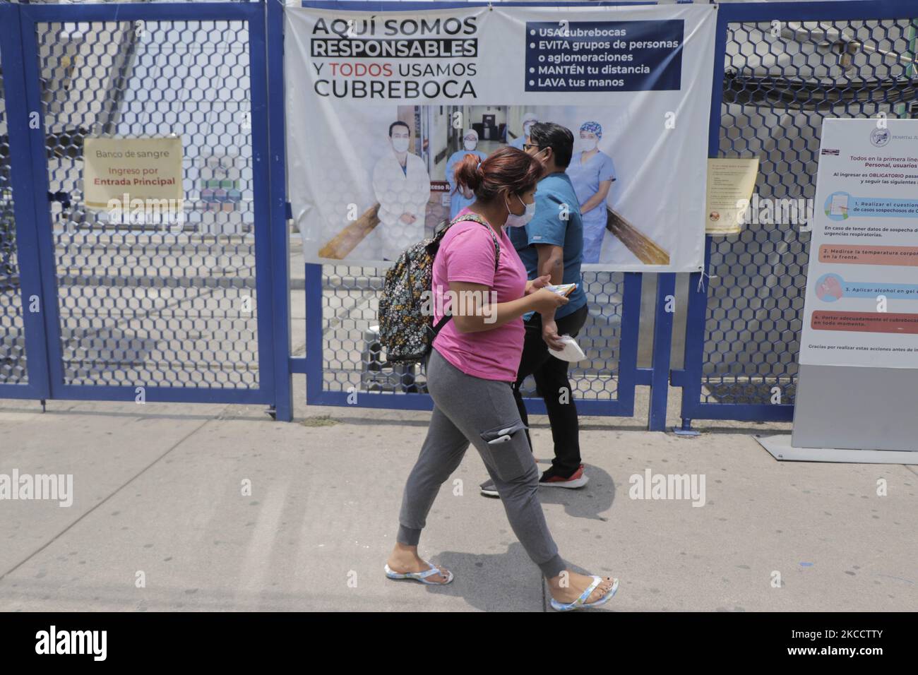 Transeúntes en las afueras del Hospital Juárez en la Ciudad de México durante la emergencia sanitaria y el semáforo epidemiológico naranja en la capital. (Foto de Gerardo Vieyra/NurPhoto) Foto de stock