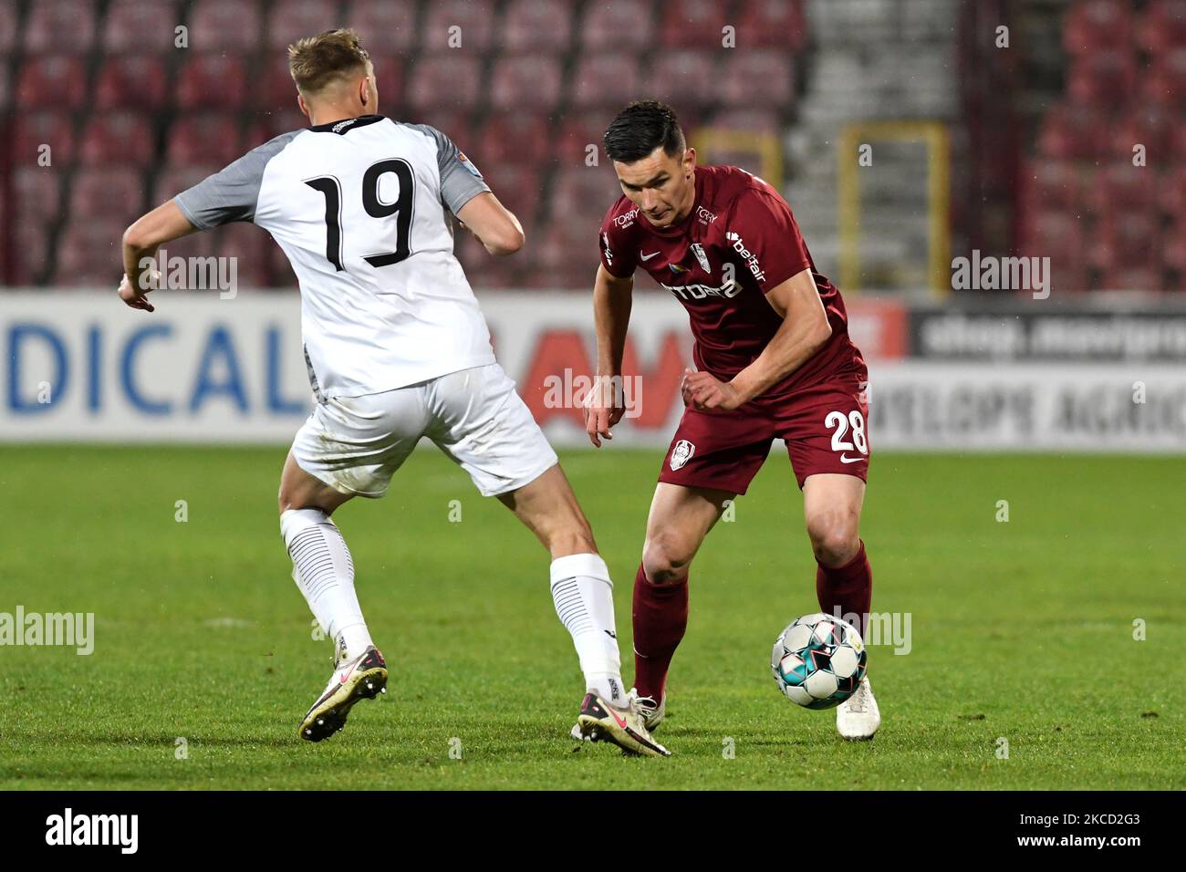 Ovidiu Hoban, centrocampista de CFR Cluj, en acción durante CFR Cluj vs Academica Clinceni, Liga Rumana 1, Estadio Dr. Constantin Radulescu, Cluj-Napoca, Rumanía, el 18 de abril de 2021. (Foto de Flaviu Buboi/NurPhoto) Foto de stock