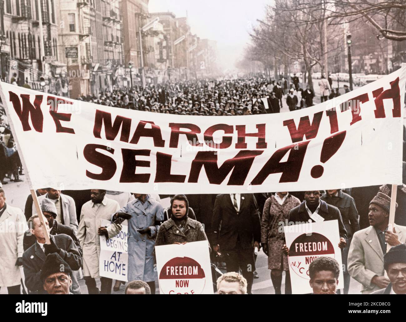 Manifestantes llevando pancartas forma de plomo como 15.000 desfile en Harlem, en la Ciudad de Nueva York, 1965. Foto de stock