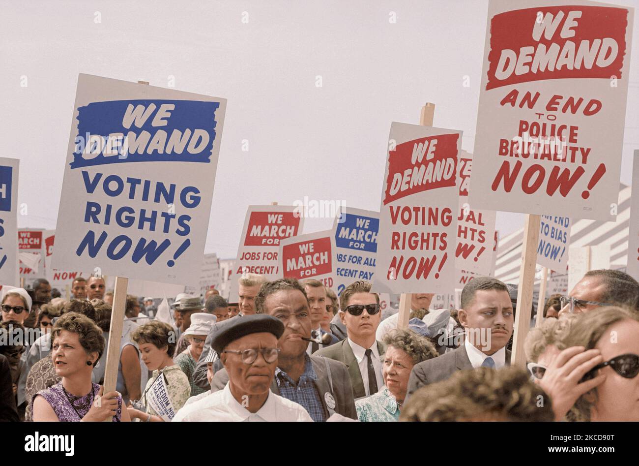 El 28 de agosto de 1963 - los manifestantes con pancartas en la Marcha en Washington. Foto de stock