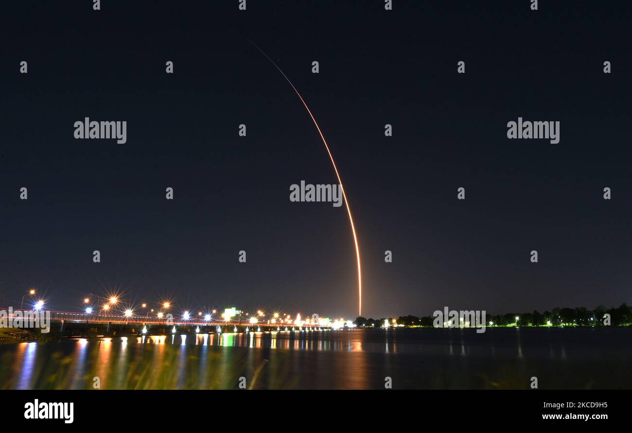 Como se ve en esta exposición de tiempo de Orlando, Florida, un cohete SpaceX Falcon 9 con una cápsula Dragon de la tripulación se levanta de la plataforma 39A en el Centro Espacial Kennedy el 23 de abril de 2021 en Cabo Cañaveral, Florida. La misión Crew-2 llevará a cuatro astronautas a la Estación Espacial Internacional. (Foto de Paul Hennessy/NurPhoto) Foto de stock