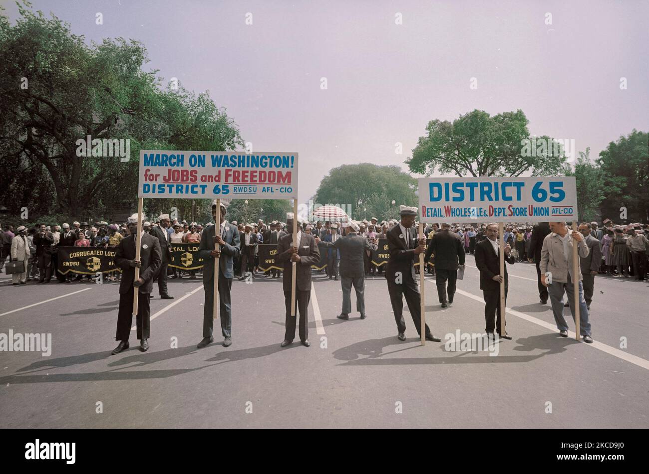 Agosto 28, 1963 - manifestantes llevando District 65 signo durante la marcha en Washington. Foto de stock