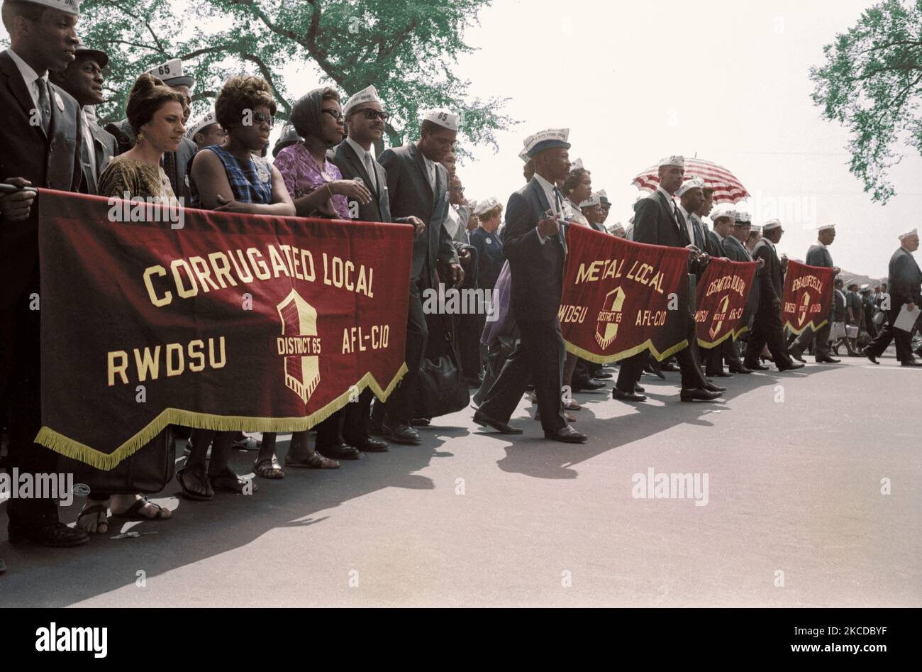 Manifestantes llevando banderas sindicales durante la marcha en Washington, 1963. Foto de stock