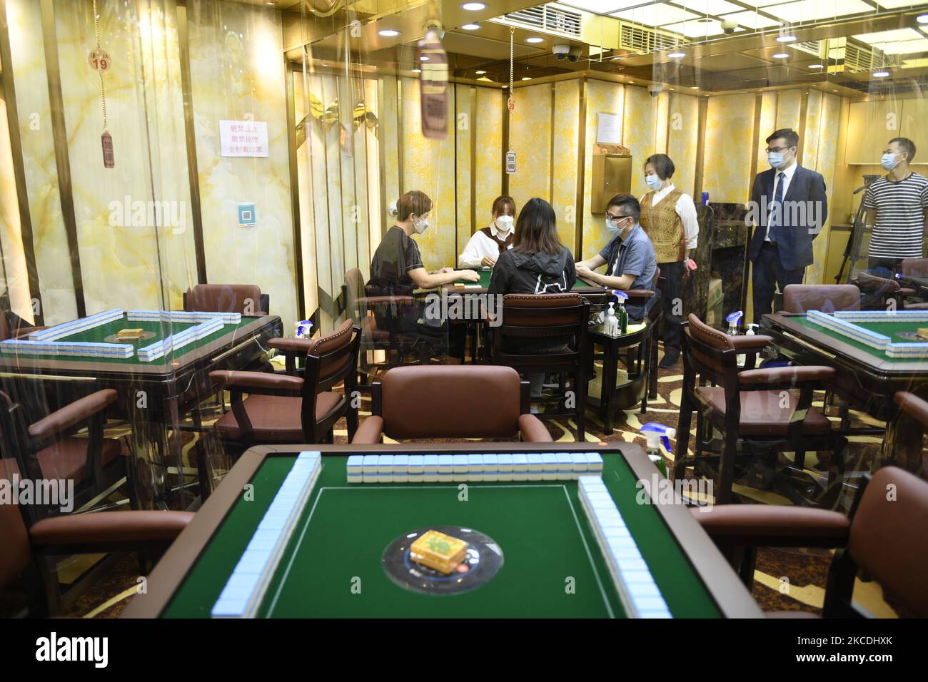 Las personas que usan máscaras de cara juegan Mahjong en un Mahjong Hall en  Hong Kong, China el 28 de abril de 2021. Hong Kong ha cerrado todos sus  Mahjong Hall durante