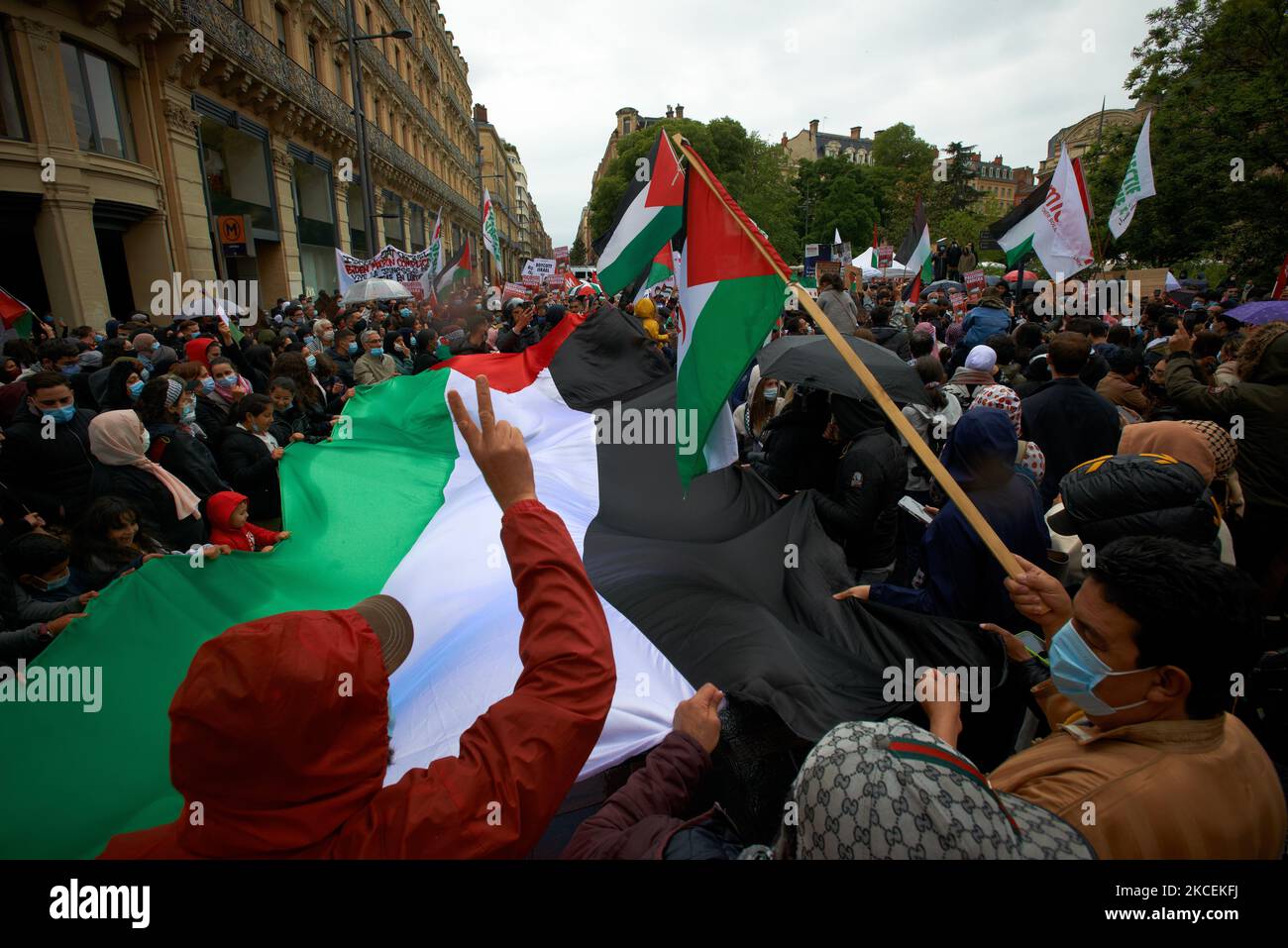 La gente desplegó una bandera palestina gigante durante la protesta