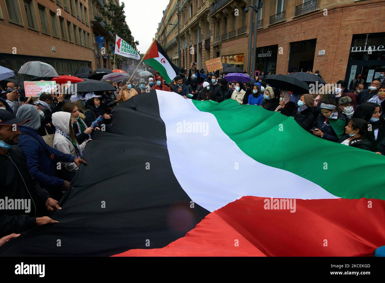 La gente desplegó una bandera palestina gigante durante la protesta