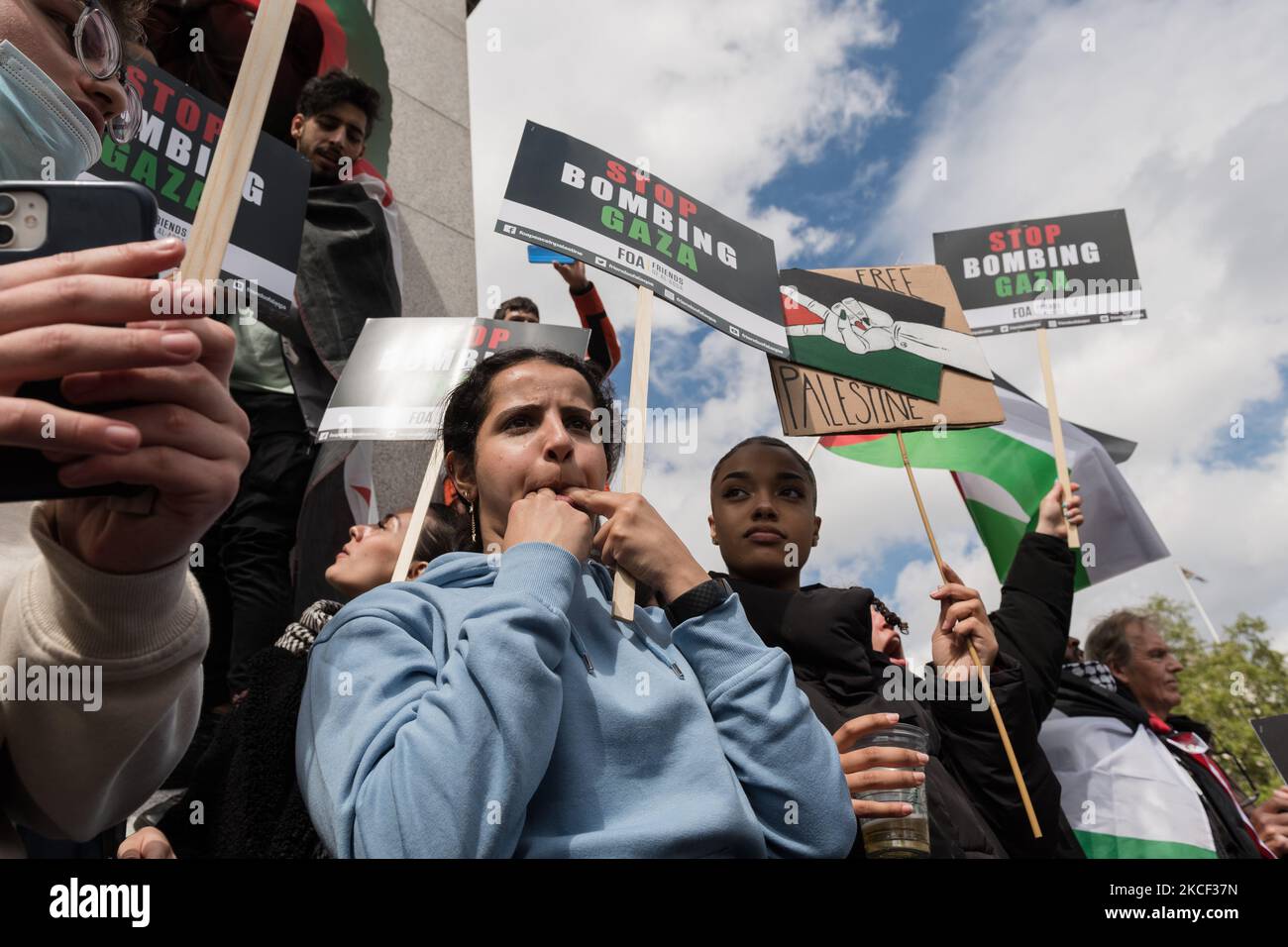 LONDRES, REINO UNIDO - 22 DE MAYO de 2021: Decenas de miles de manifestantes se reunieron en Trafalgar Square, en el centro de Londres, durante una manifestación en apoyo de Palestina, el 22 de mayo de 2021 en Londres, Inglaterra. Un alto el fuego entre Israel y Palestina entró en vigor el viernes después de 11 días de ataques aéreos que dejaron más de 250 muertos a medida que el conflicto se intensificaba debido a los desalojos planeados de familias palestinas de sus hogares por colonos judíos en el distrito de Sheikh Jarrah en Jerusalén oriental y a los enfrentamientos con la seguridad Fuerzas alrededor de la Ciudad Vieja durante el Ramadán. (Foto de Wiktor Szymanowicz/NurPhoto) Foto de stock