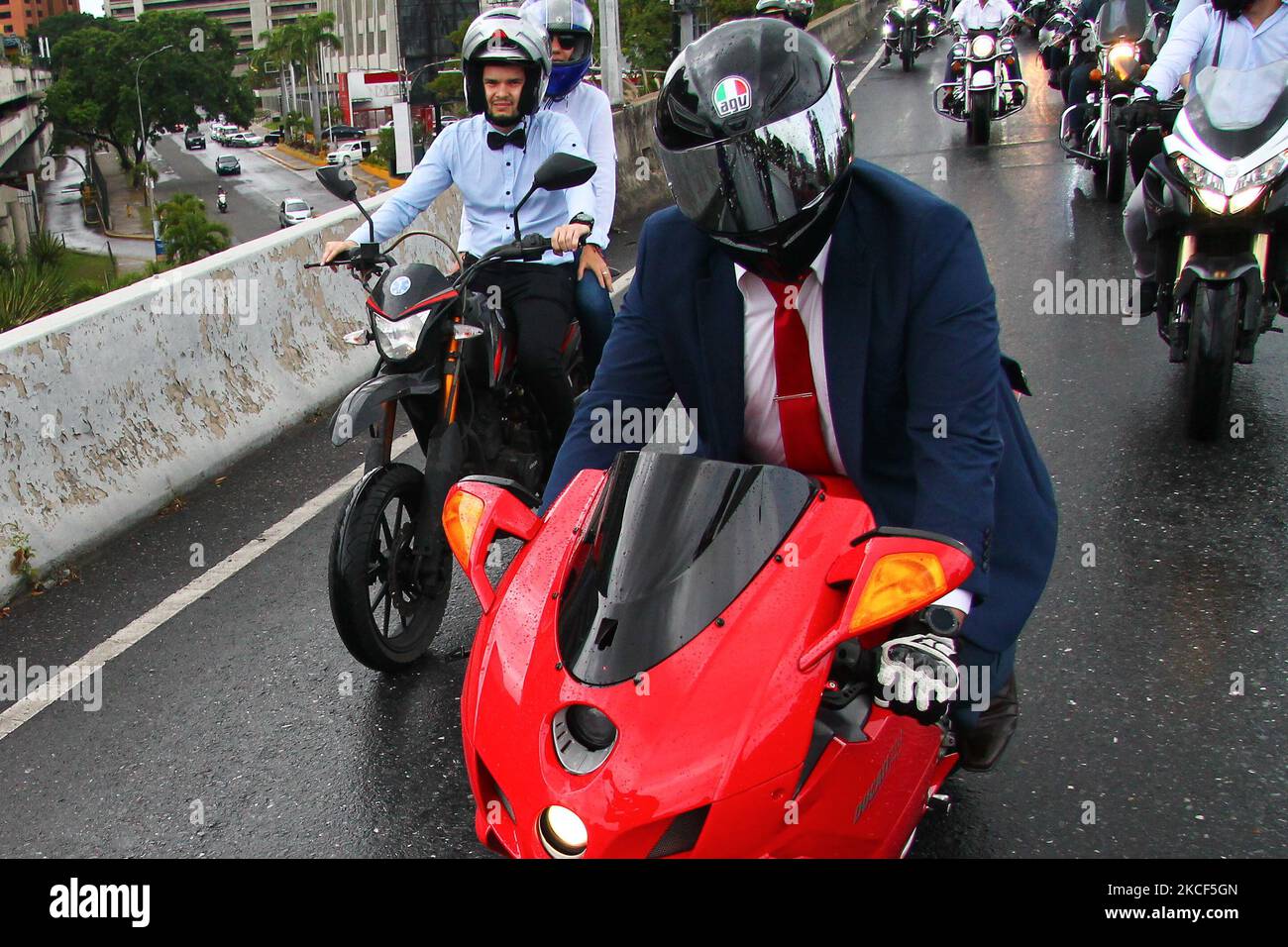 Dos hombres viajan en motocicletas durante el distinguido evento mundial  Gentlemans Ride, en medio de la pandemia Covid-19, en Caracas, Venezuela,  el 23 de mayo de 2021. (Foto de Javier Campos/NurPhoto Fotografía