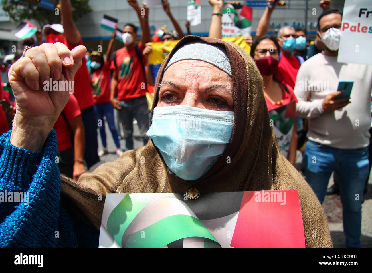 Una mujer levanta el puño durante una marcha en solidaridad con el pueblo palestino sobre el conflicto armado con el Estado de Israel, en medio de la pandemia Covid-19, en Caracas, Venezuela, el 25 de mayo de 2021. (Foto de Javier Campos/NurPhoto) Foto de stock
