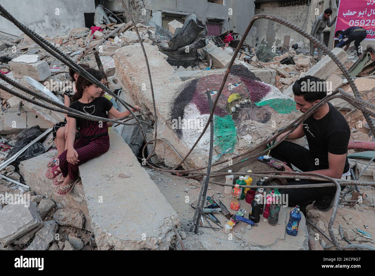 Artistas palestinos pintan pinturas expresivas en las zonas destruidas