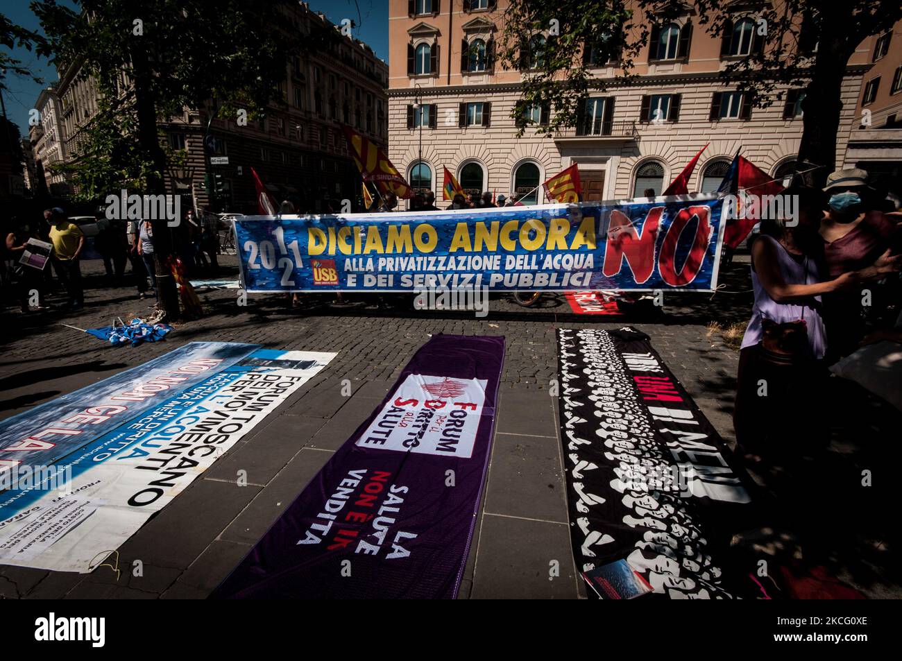 Manifestación en Piazza dell'Esquilino, Roma, Italia, el 12 de junio de 2021, Organizado por el Foro Italiano de los Movimientos del Agua. Hace diez años, una coalición amplia y decidida sancionó una victoria histórica en Italia con 27 millones de votos a favor en los referendos sobre el agua, los servicios públicos y la energía nuclear, obligando a aquellos que habían impuesto la privatización durante décadas a dar un paso atrás. Diez años más tarde, en el apogeo de la pandemia, ¿esa victoria, basada en la defensa de los bienes comunes y la afirmación de los derechos de todos? sobre los beneficios de unos pocos, tiene un significado aún más actual. Desde diciembre de 20 Foto de stock