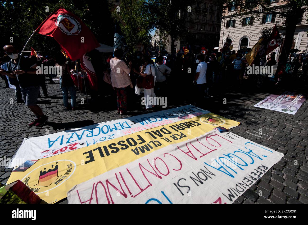 Manifestación en Piazza dell'Esquilino, Roma, Italia, el 12 de junio de 2021, Organizado por el Foro Italiano de los Movimientos del Agua. Hace diez años, una coalición amplia y decidida sancionó una victoria histórica en Italia con 27 millones de votos a favor en los referendos sobre el agua, los servicios públicos y la energía nuclear, obligando a aquellos que habían impuesto la privatización durante décadas a dar un paso atrás. Diez años más tarde, en el apogeo de la pandemia, ¿esa victoria, basada en la defensa de los bienes comunes y la afirmación de los derechos de todos? sobre los beneficios de unos pocos, tiene un significado aún más actual. Desde diciembre de 20 Foto de stock