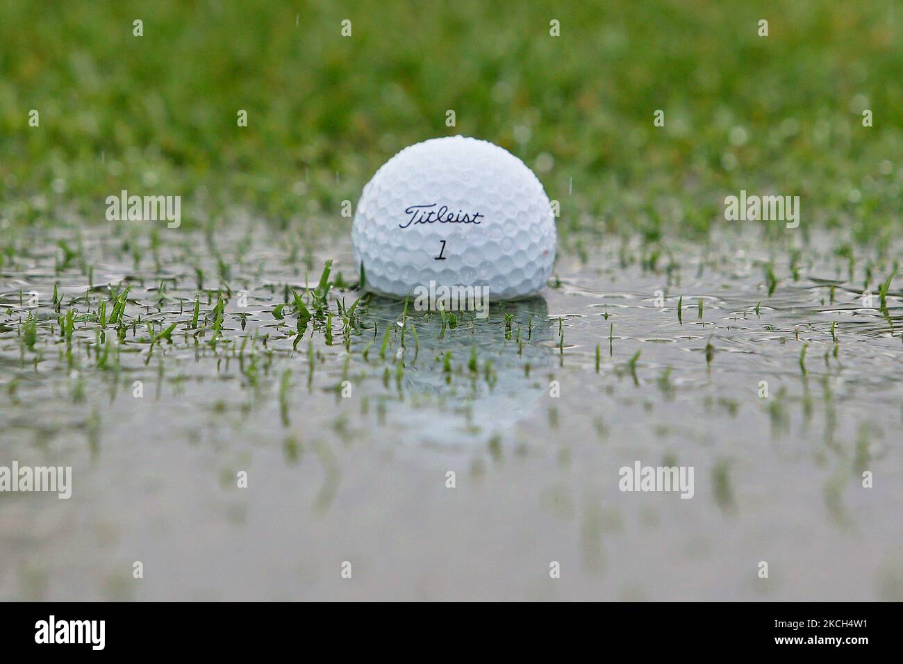 Una pelota de golf se sienta en un charco después de que el torneo fue llamado debido a la lluvia durante la ronda final del torneo de golf Marathon LPGA Classic en Highland Meadows Golf Club en Sylvania, Ohio, EE.UU. Domingo, 11 de julio de 2021. (Foto de Amy Lemus/NurPhoto) Foto de stock