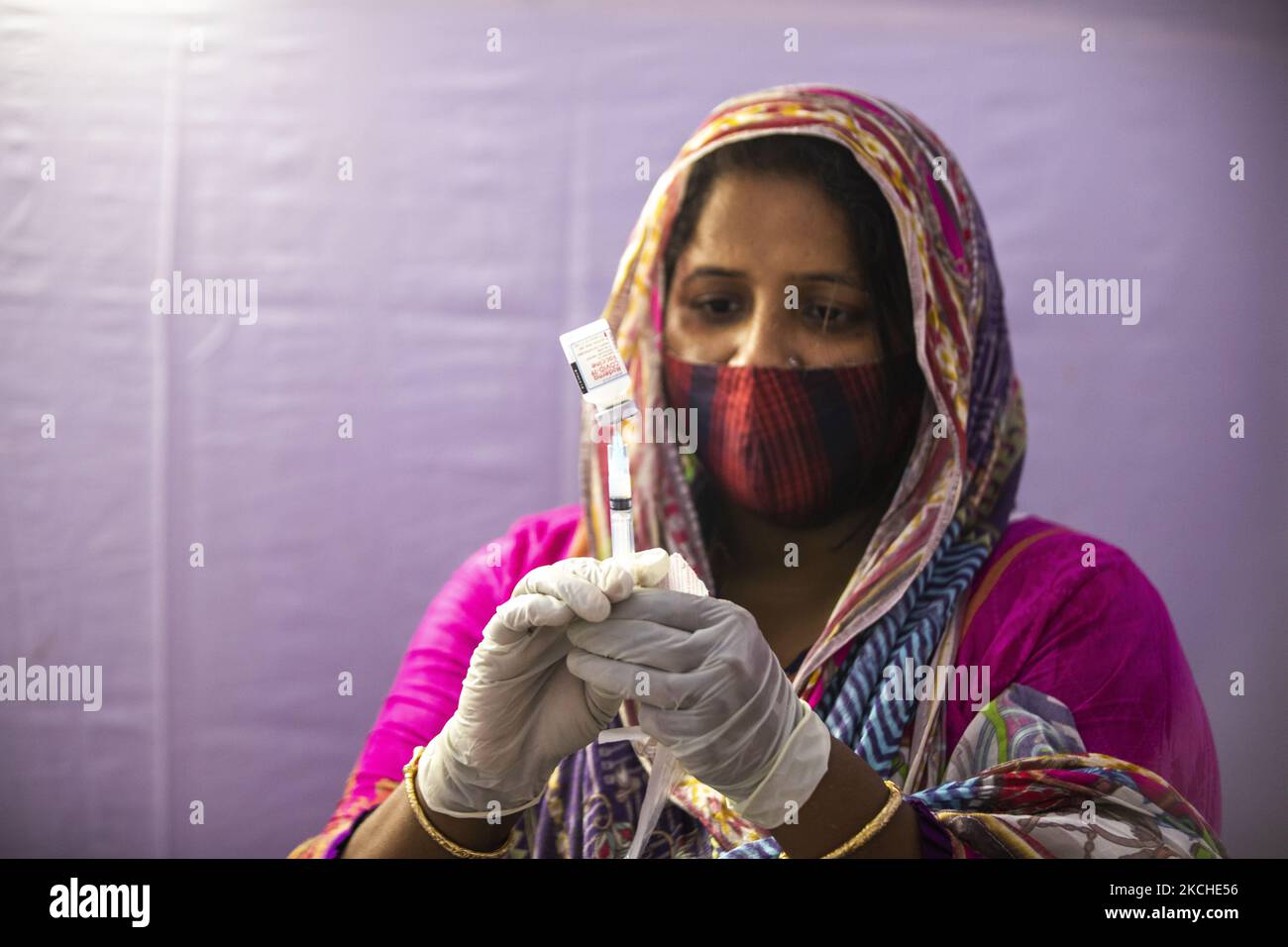 Un trabajador de la salud muestra un vial de la vacuna Moderna contra el coronavirus Covid-19 en Gazipur, a unos 37 km de Dhaka el 18 de julio de 2021. (Foto de Ahmed Salahuddin/NurPhoto) Foto de stock
