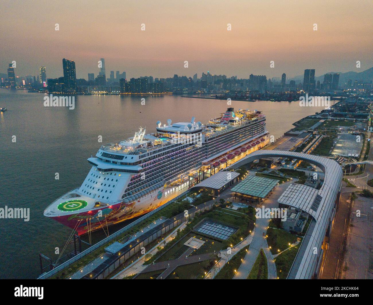 El crucero Genting Dream está amarrado en la terminal de cruceros Kai Tak en este panorama por drone en Hong Kong, China, 23 de julio de 2021. Hong Kong está a punto de permitir a partir de agosto ''cruceros a ninguna parte'' totalmente vacunados. (Foto de Marc Fernandes/NurPhoto) Foto de stock